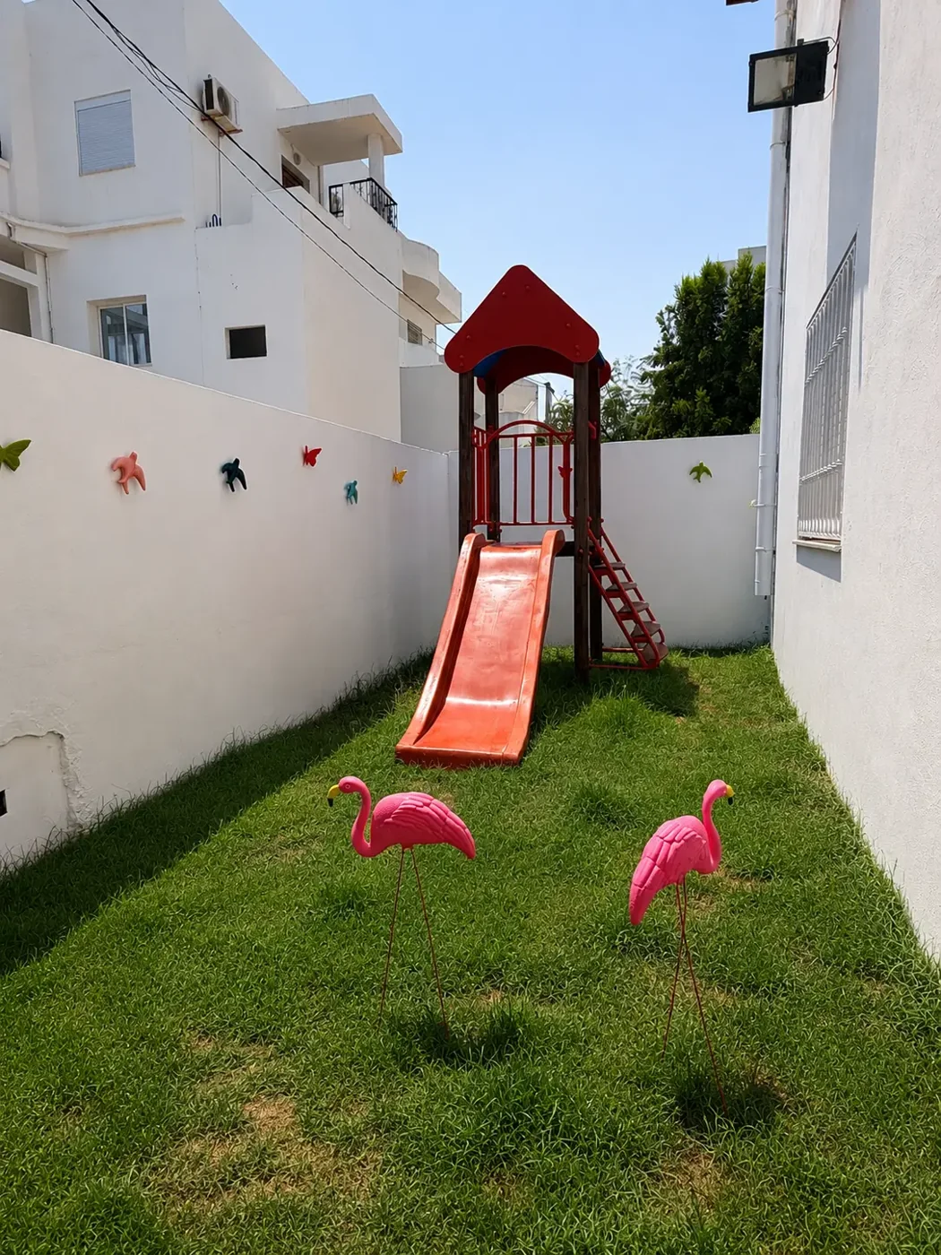 Toboggan rouge dans un jardin clos en gazon