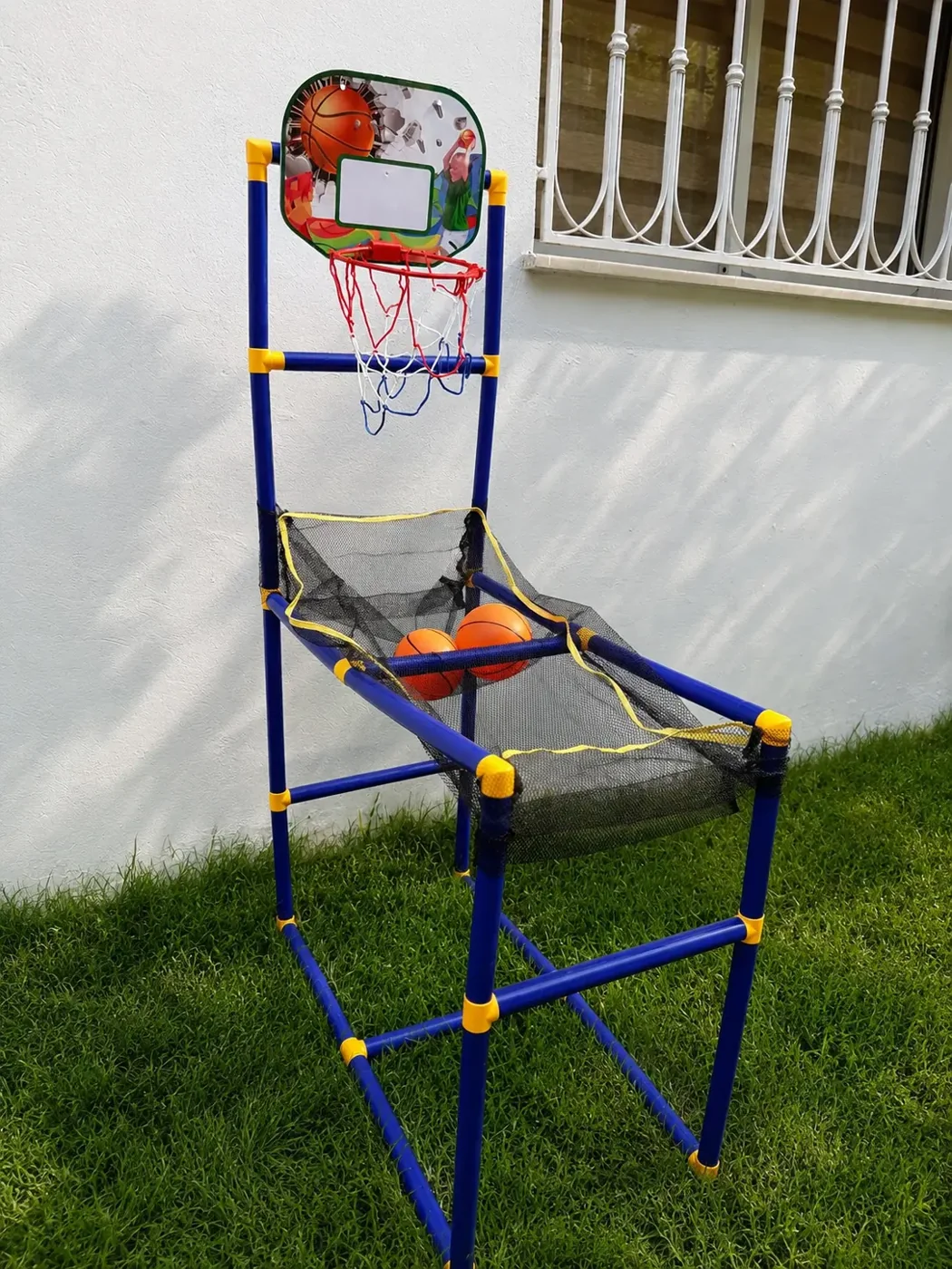 Panier de basket pour enfants installé sur le gazon du jardin