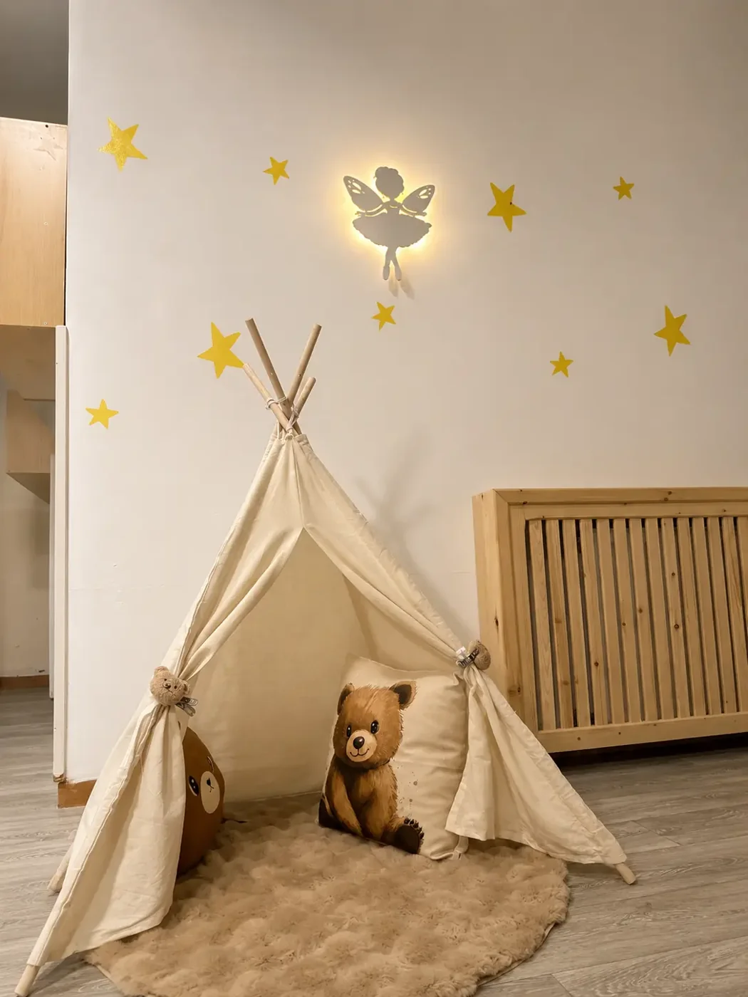 Tente en toile beige avec coussin ourson et étoiles au mur