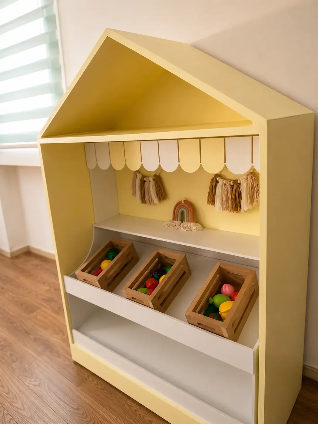 Meuble de jeu en forme de maison avec cagettes de fruits en plastique