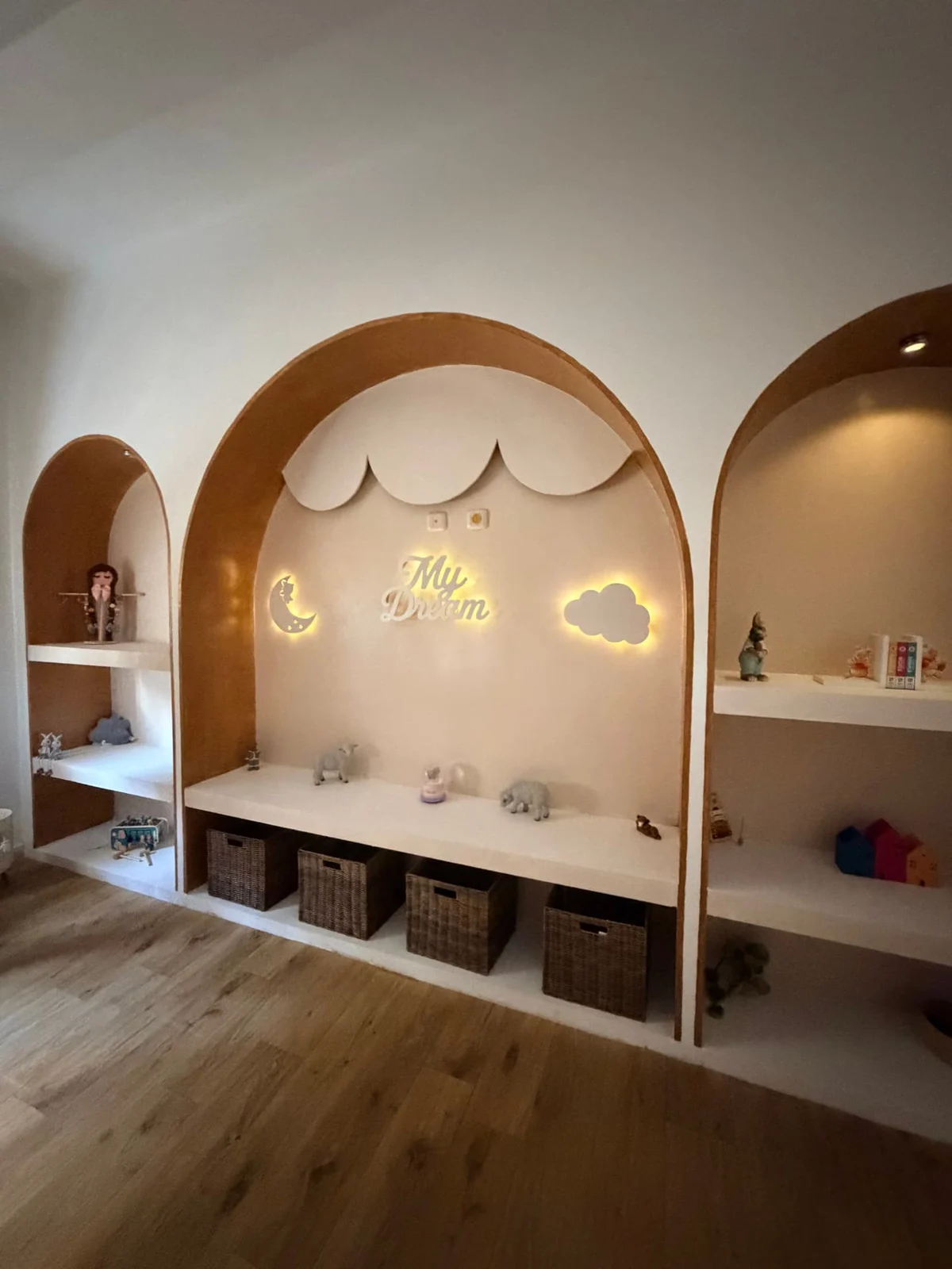 Niches de rangement en bois éclairées doucement