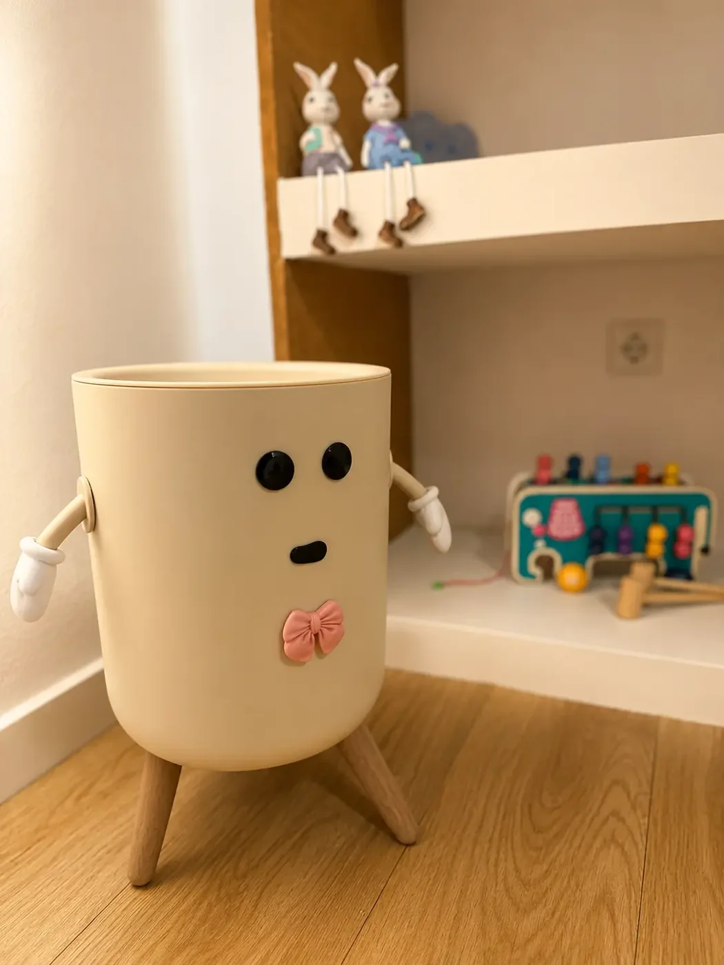 Petite corbeille décorative à visage devant une étagère de jouets