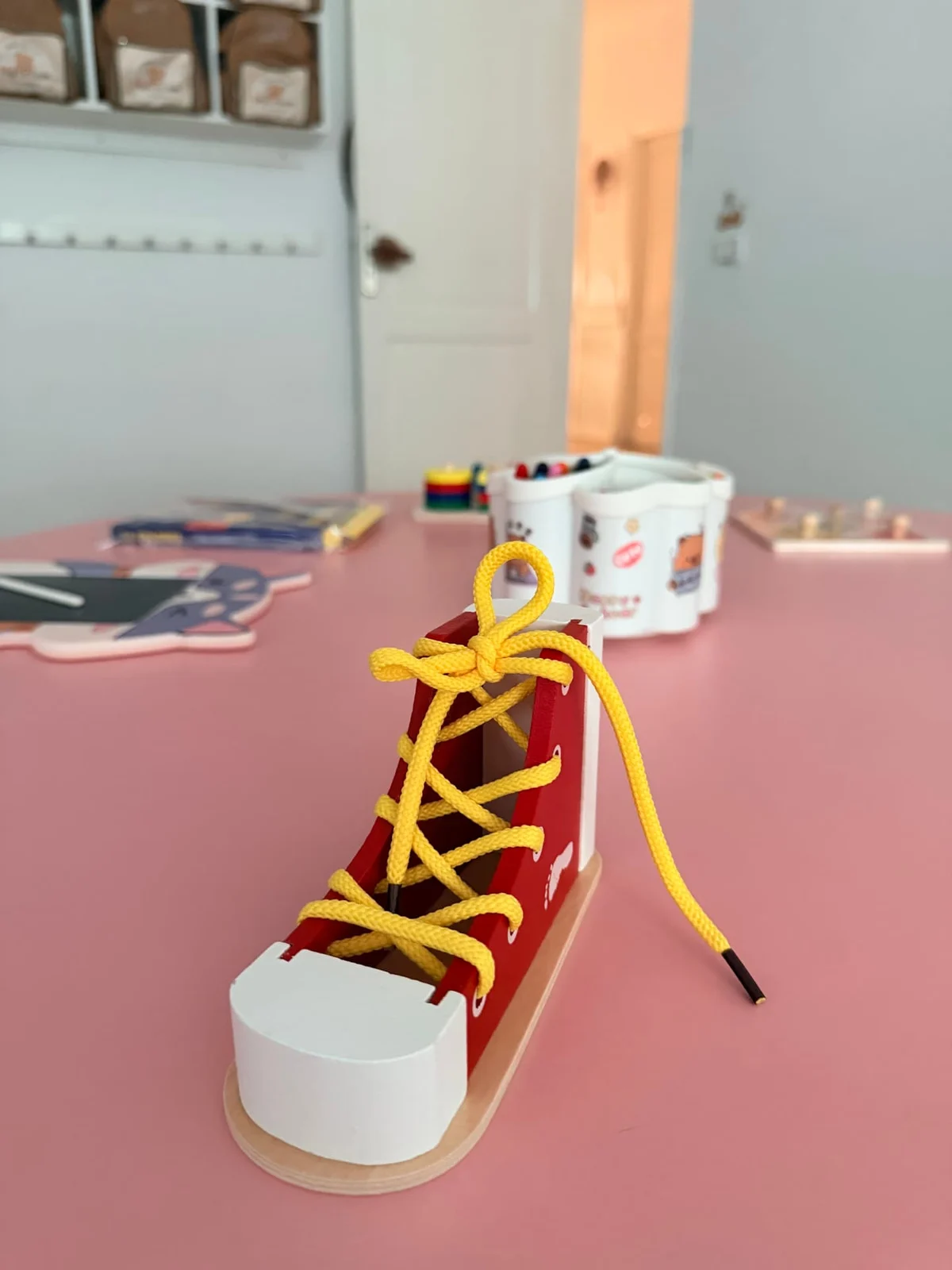 Jouets en bois posés sur une étagère